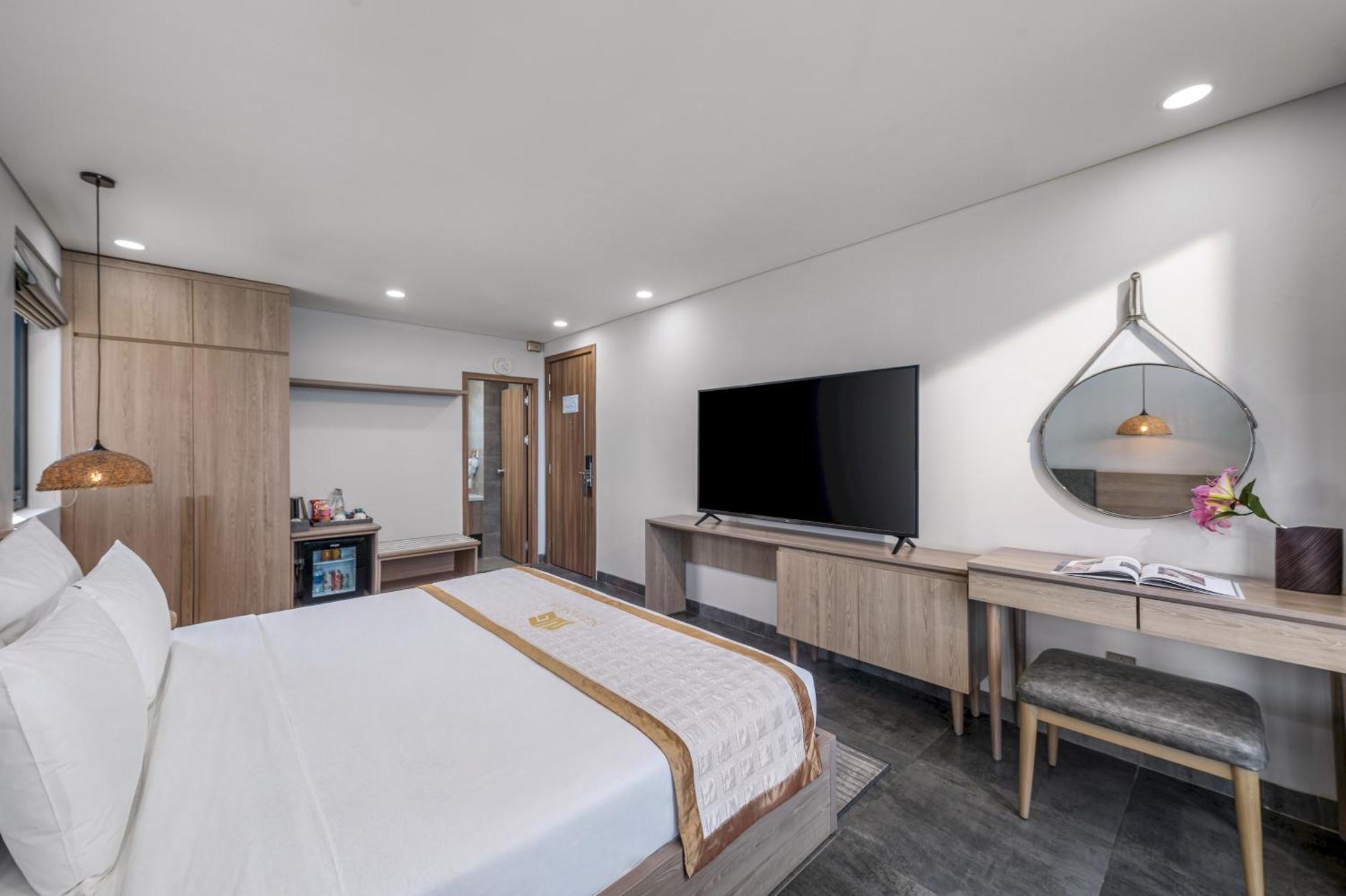 Premier King Room with Balcony and Ocean View