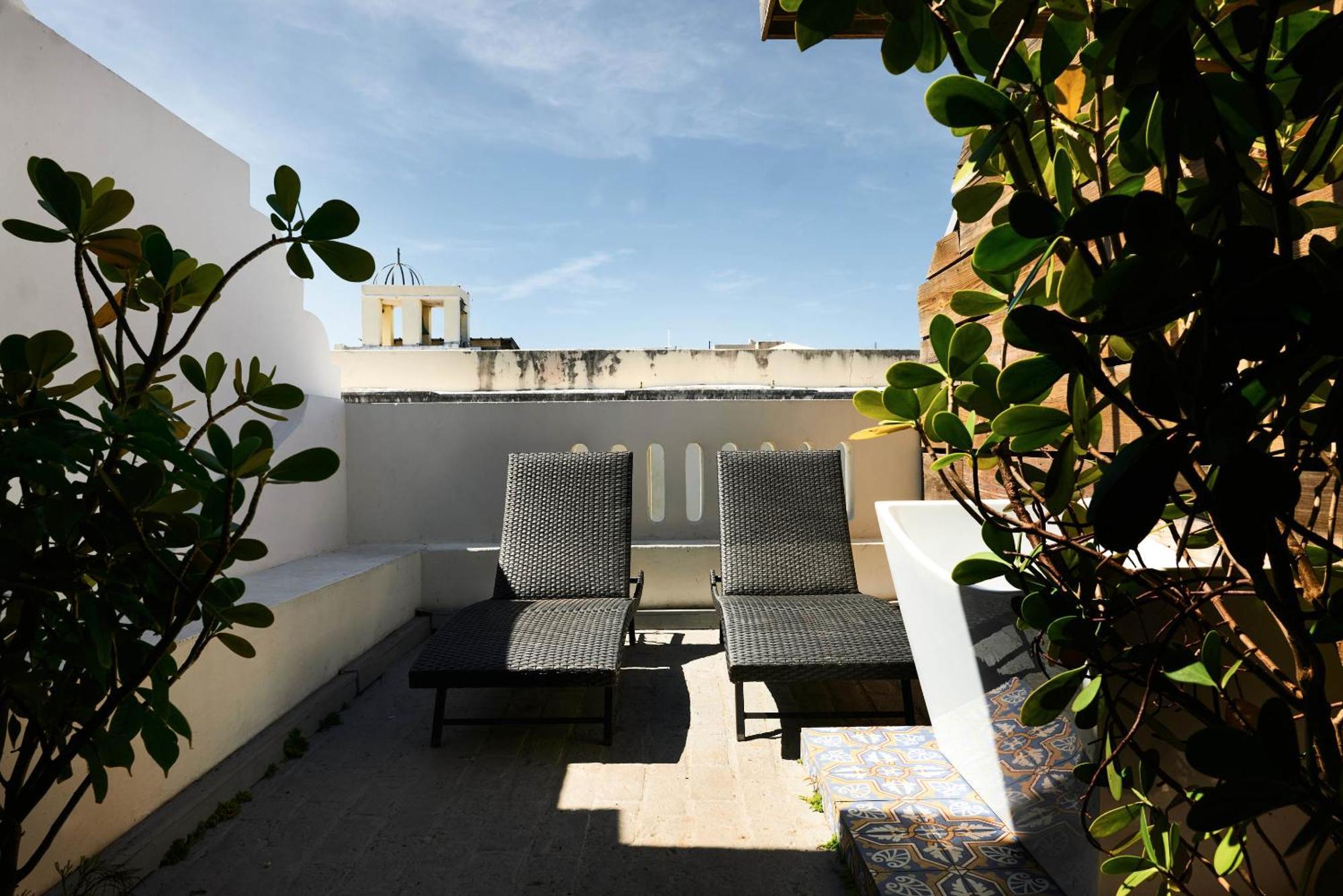 Queen Private Terrace
