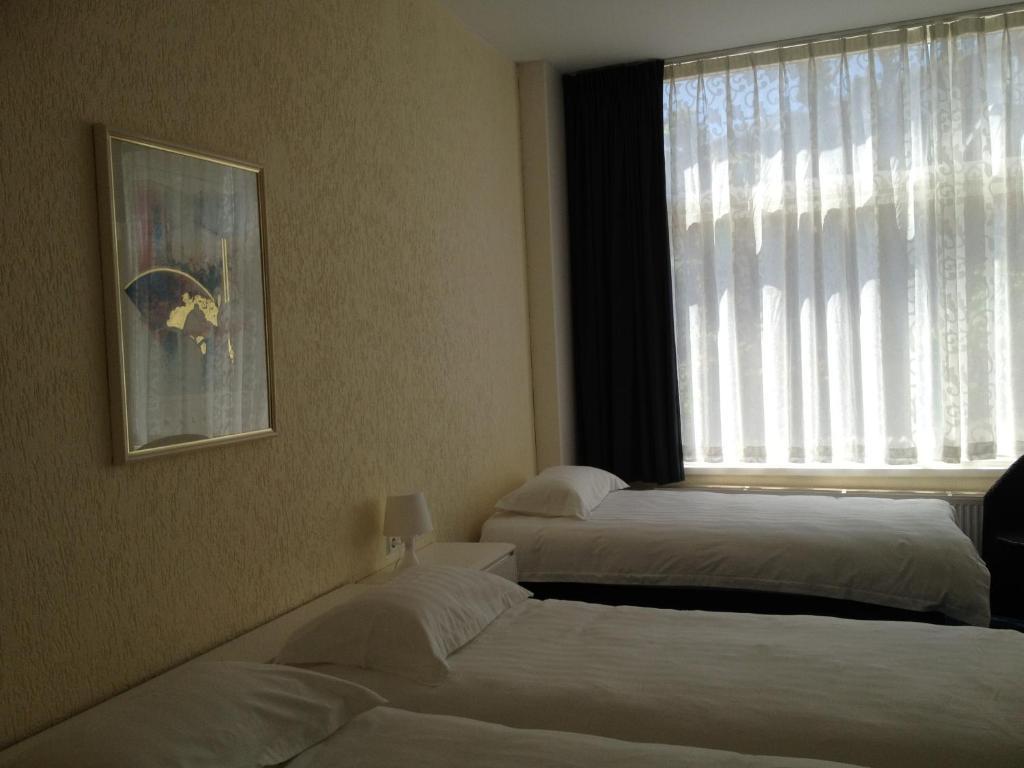 Basic Triple Room with Shared Bathroom (in basement)