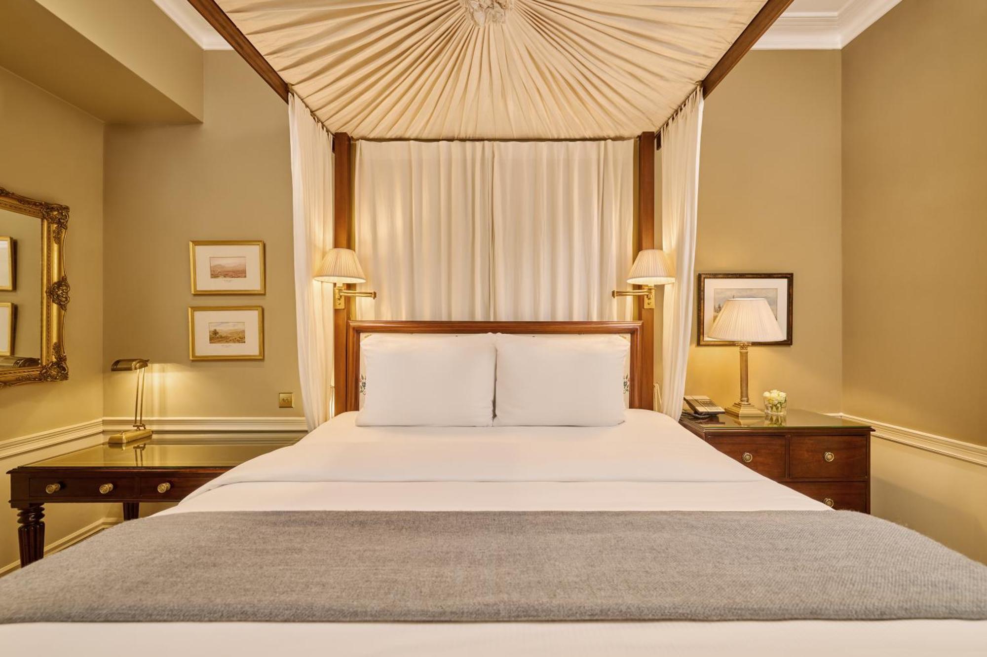 Roseate Suite