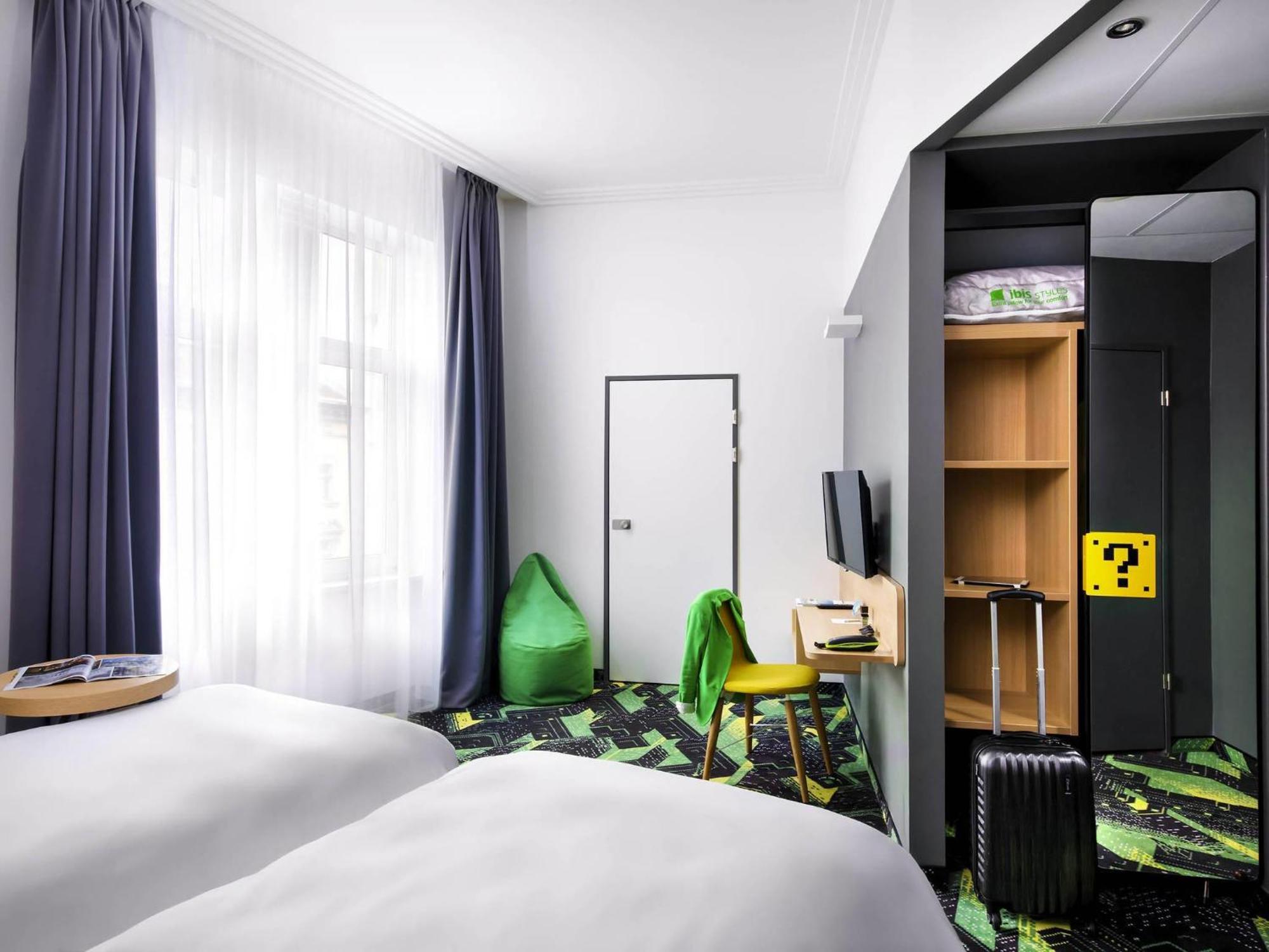 Design Room with 2 Single Beds