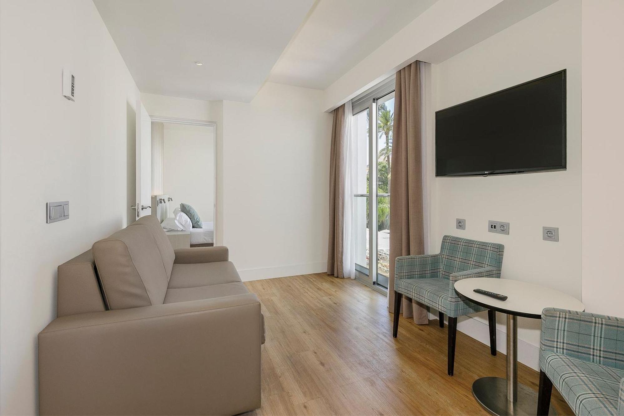Family Room (2 Adults + 2 Children)