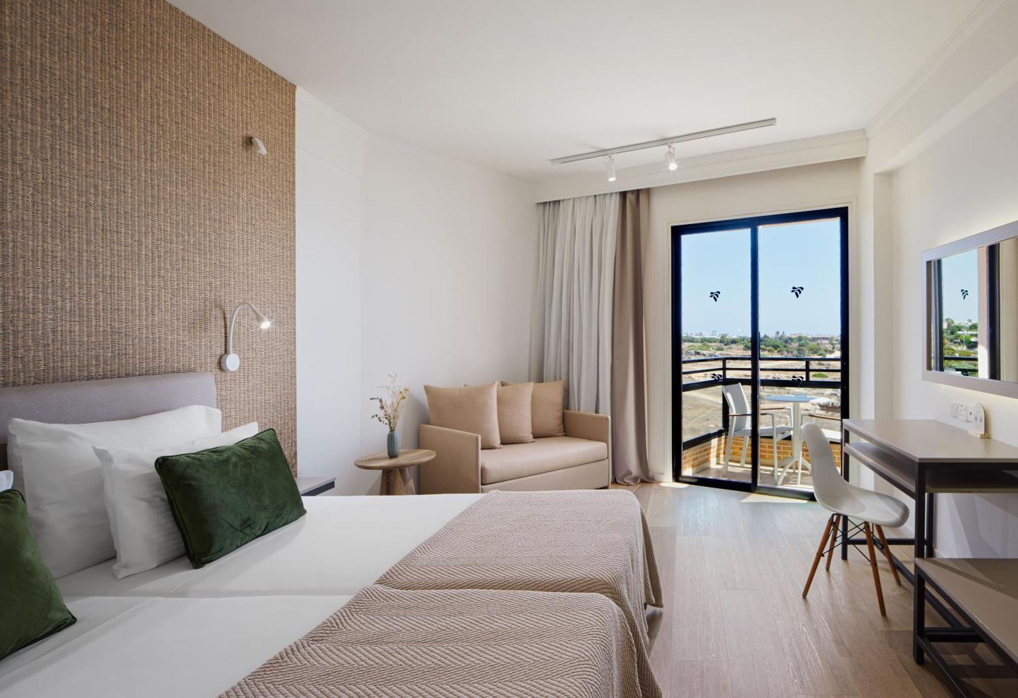 Deluxe Twin Room with Side Sea View