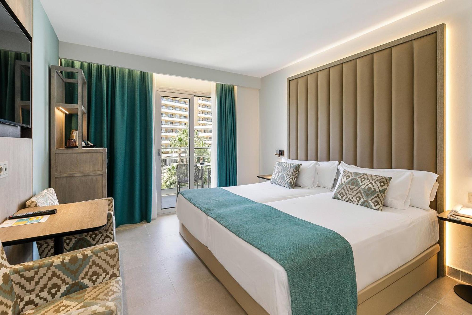 Sol Room with Pool View