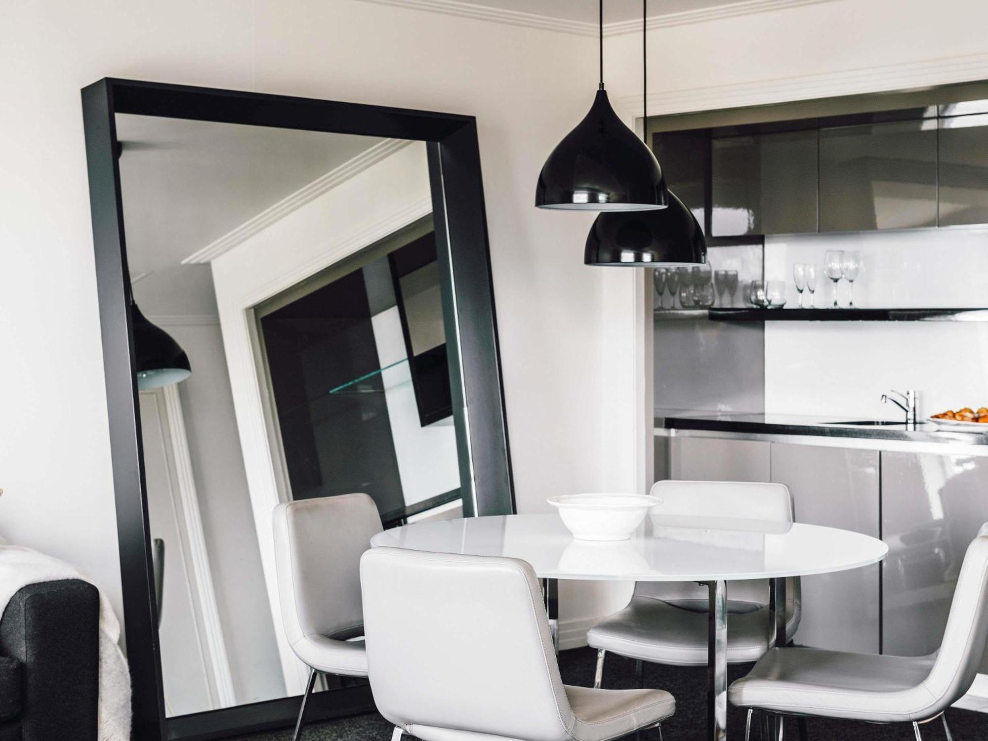 One-Bedroom Apartment with King Bed and Kitchenette