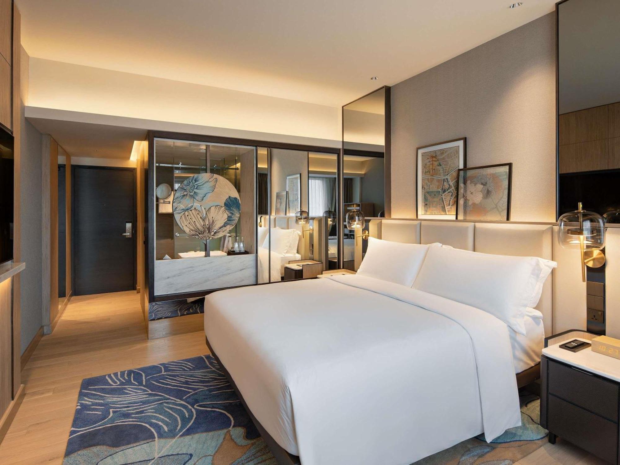 Executive Queen Room with One Queen Bed