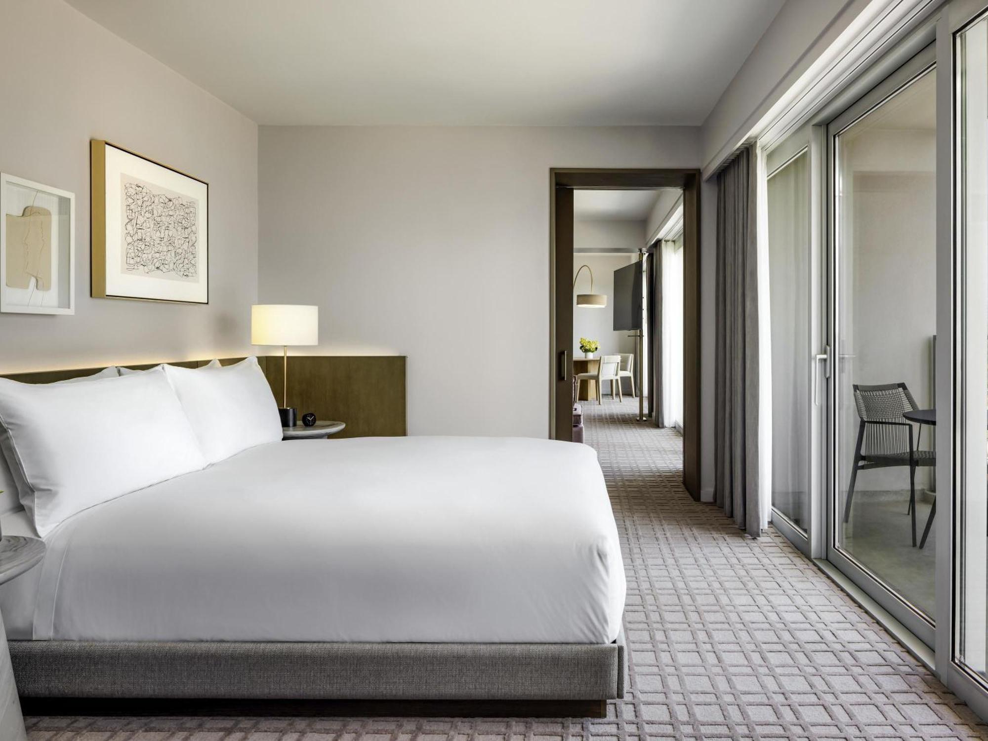 Fairmont Gold Signature One Bedroom Corner Suite with Lounge Access - Mobility Access