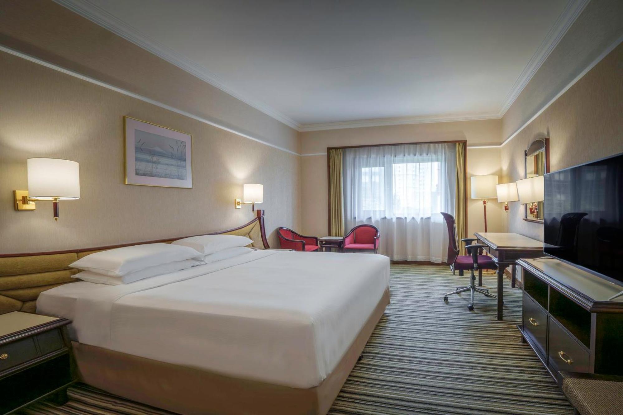 Standard King Room with Lounge Access