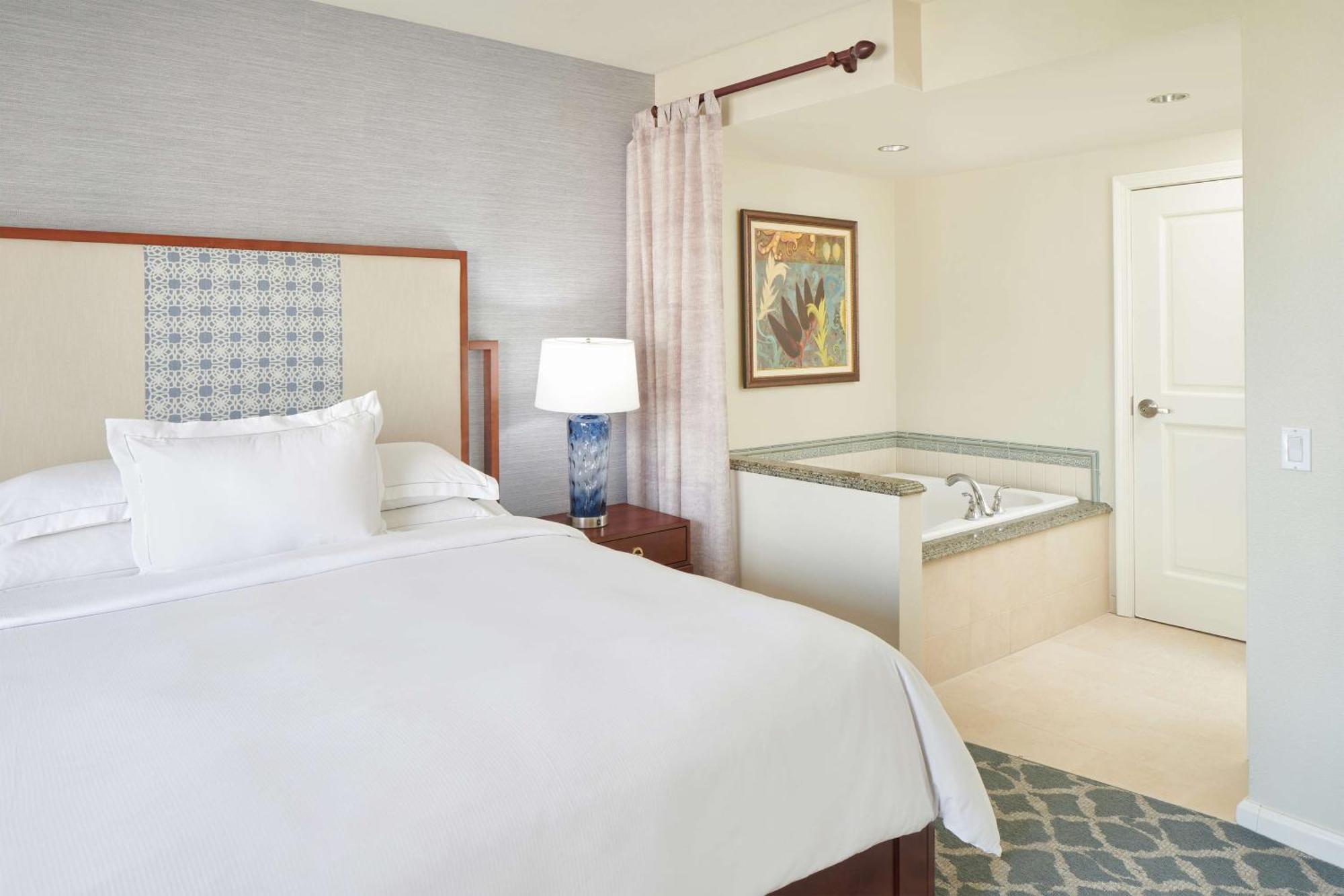 One-Bedroom King Suite with Resort View