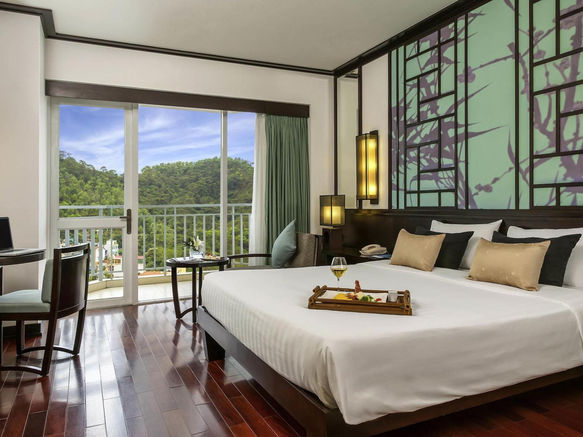 Deluxe king bed room