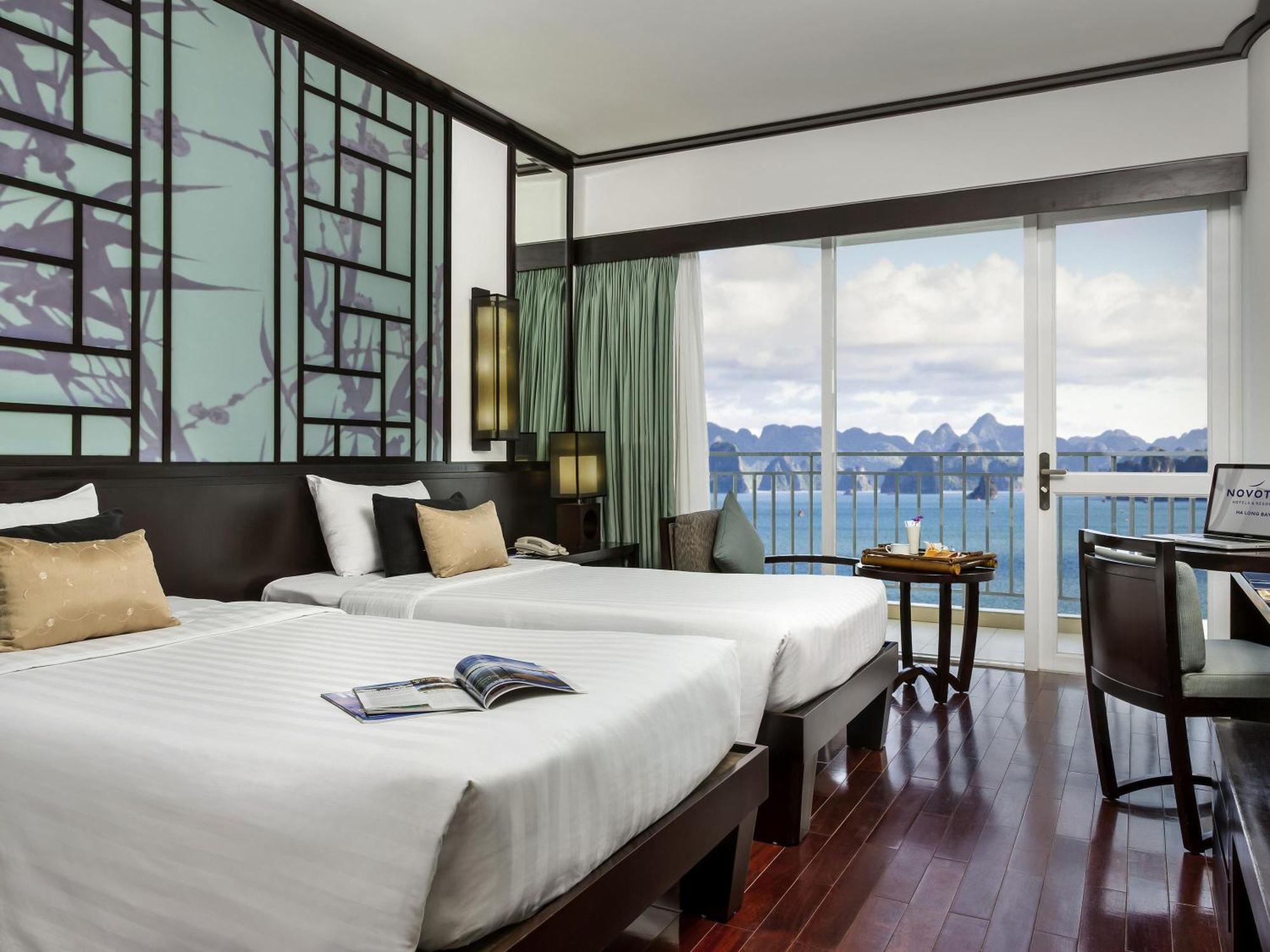 Deluxe Twin Room with Two Single Beds and Bay View