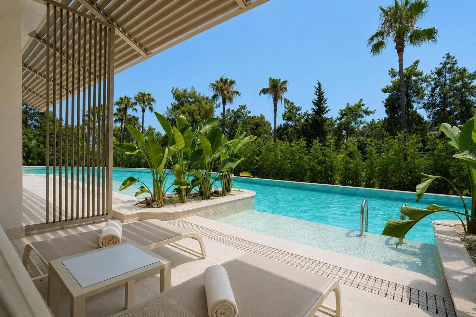 Deluxe Swim Up Room