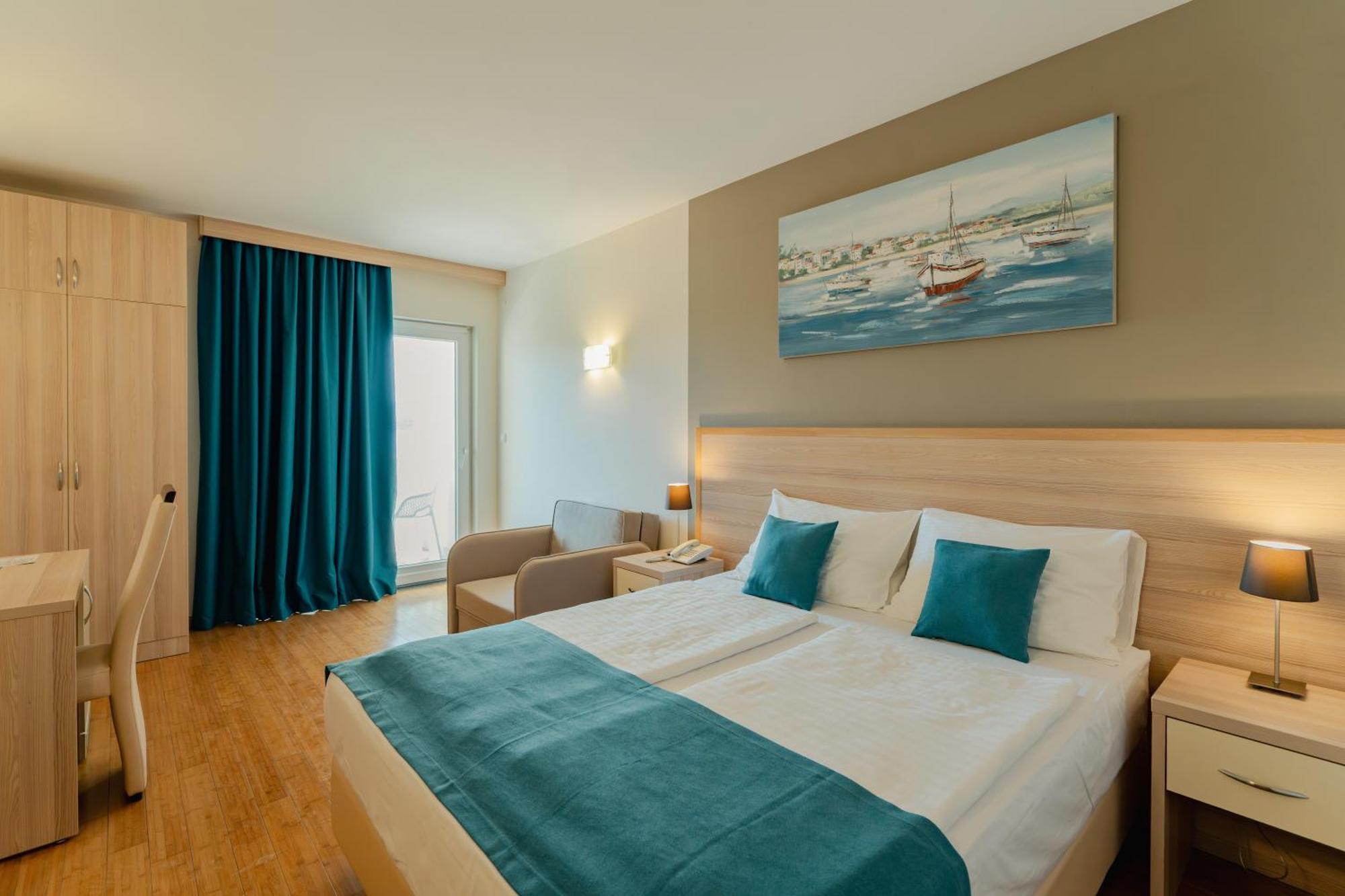 Deluxe Double Room with Balcony and Sea View