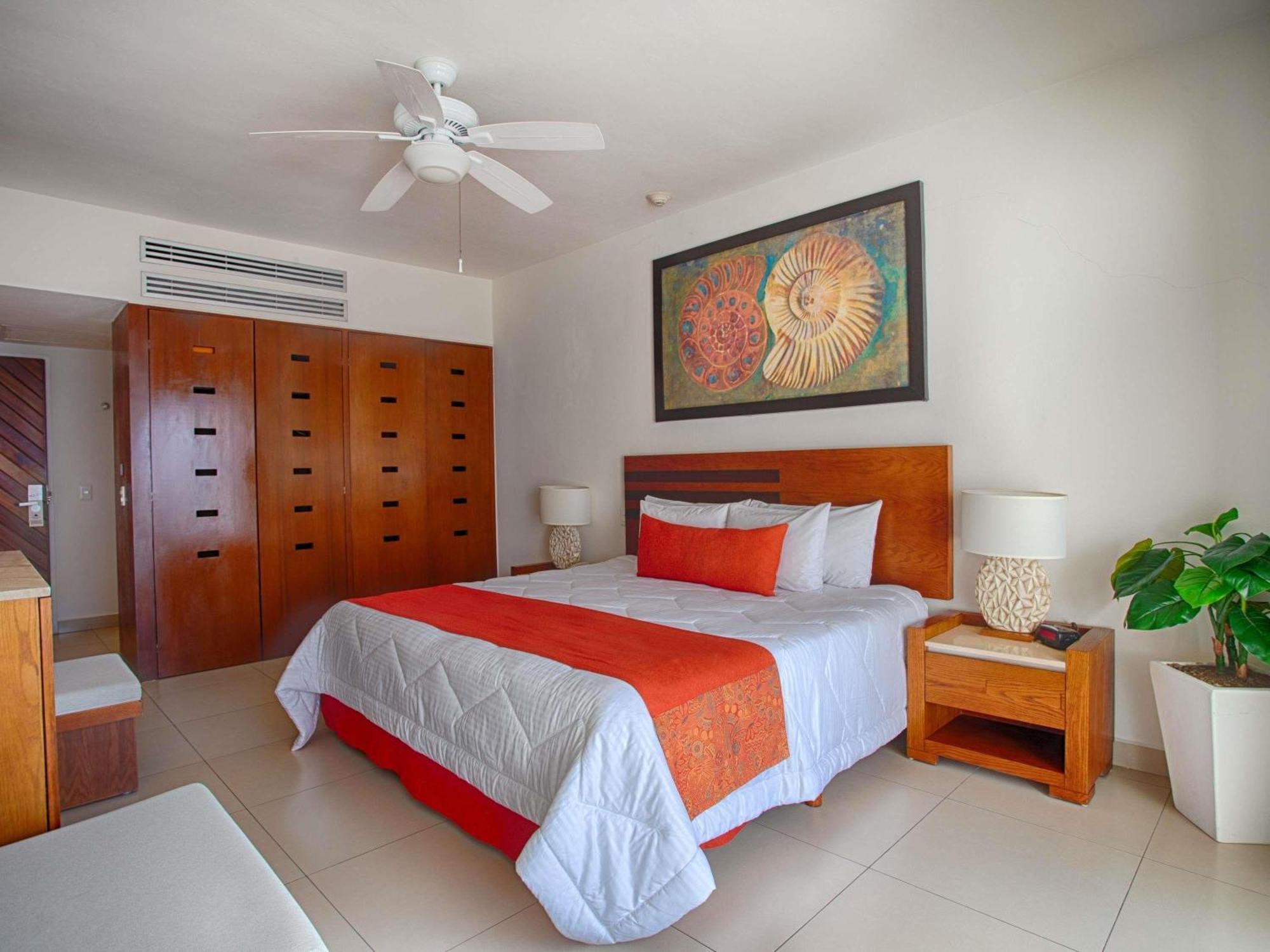 Resort Club King Room with Balcony and Bath Tub