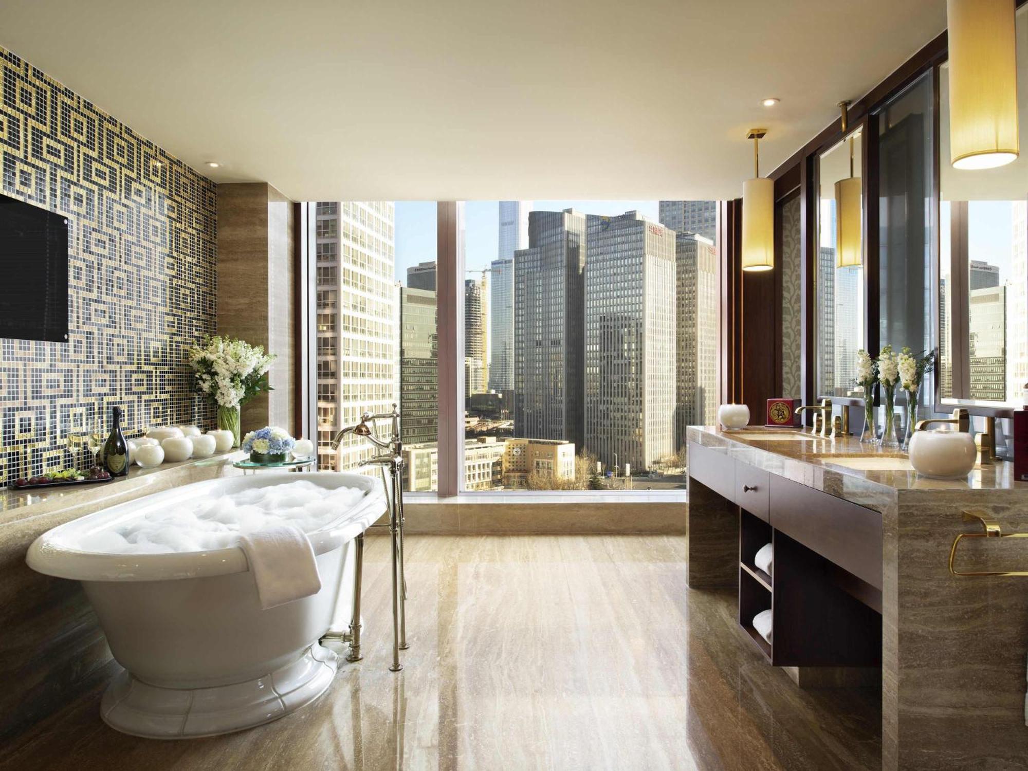 Fairmont Gold Hollywood Junior Suite with Fairmont Gold Lounge Access