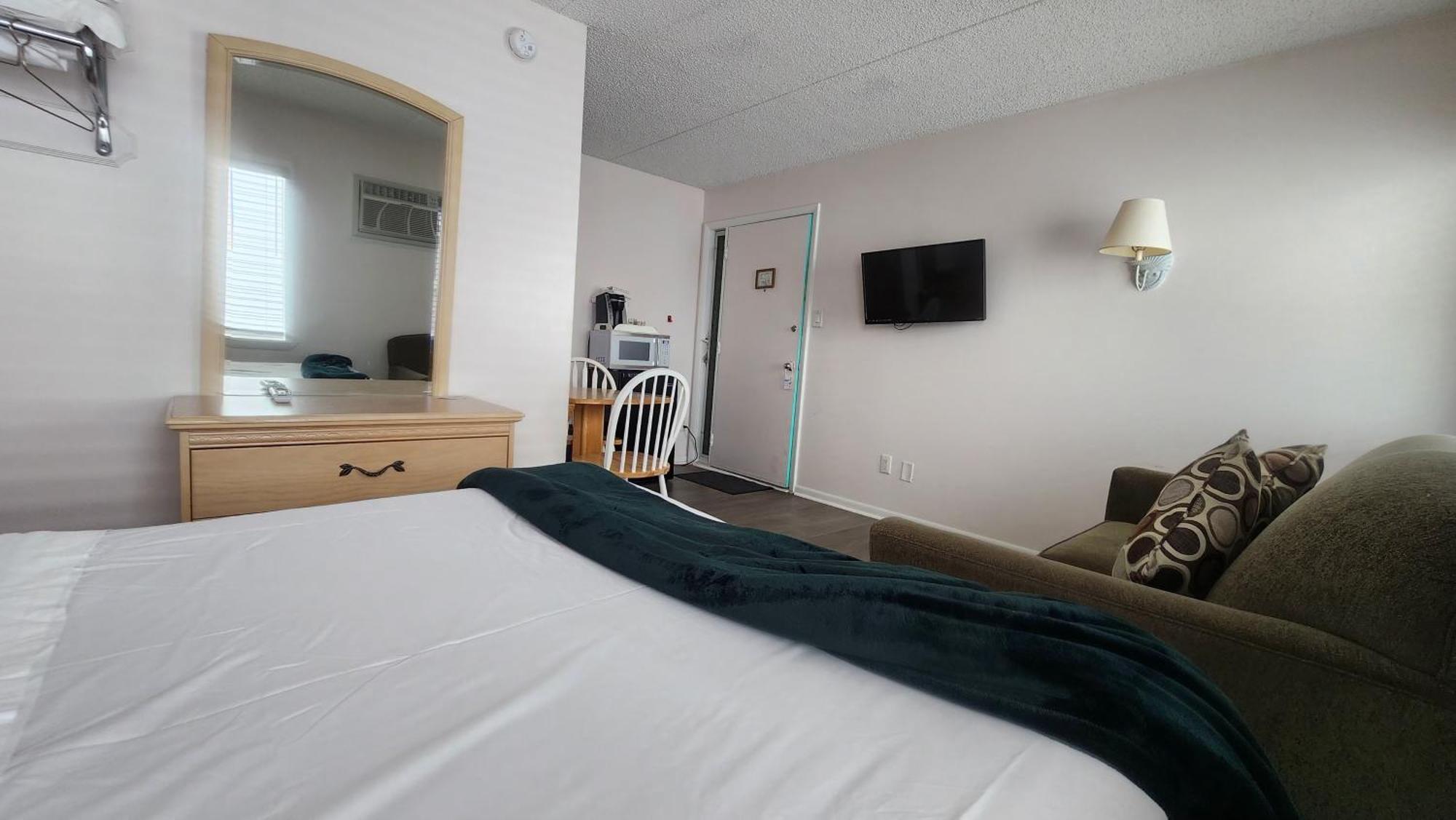 Petite Double Room