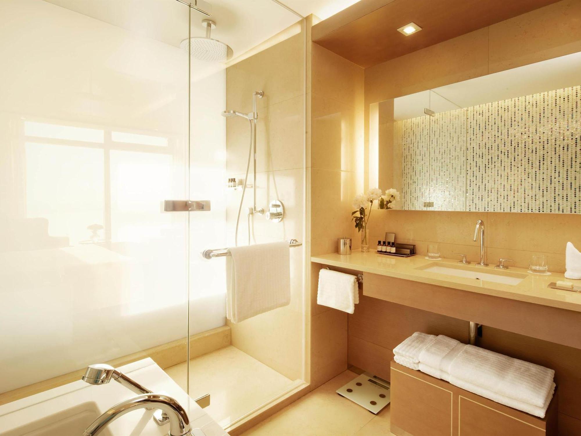 Fairmont Gold One-Bedroom Suite City View