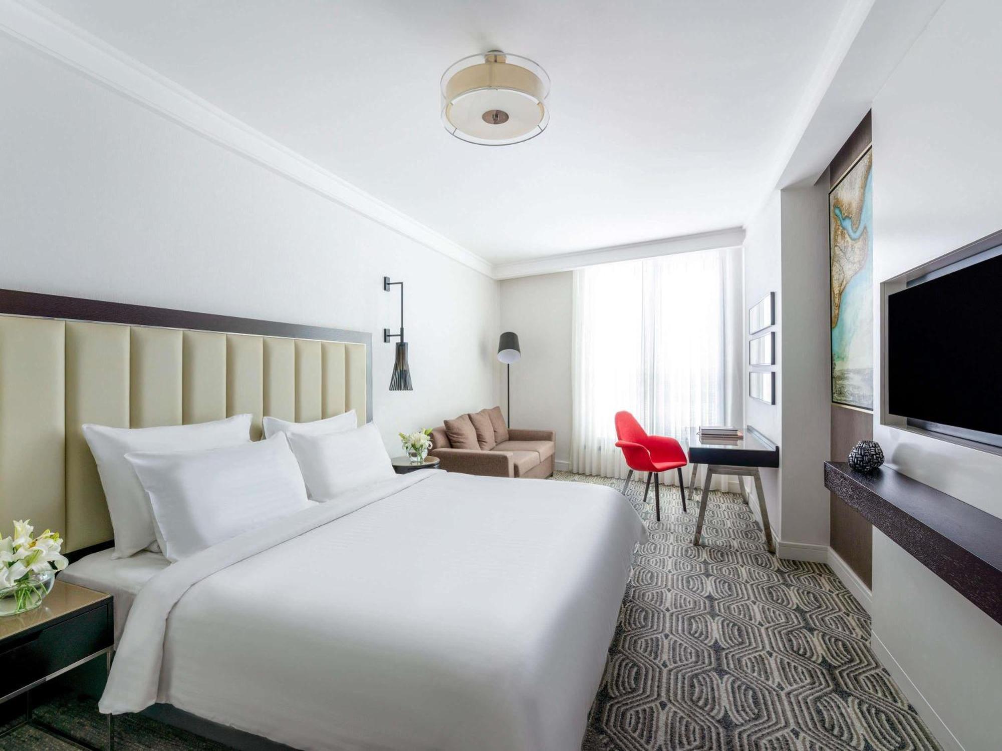 Superior King Room with City View