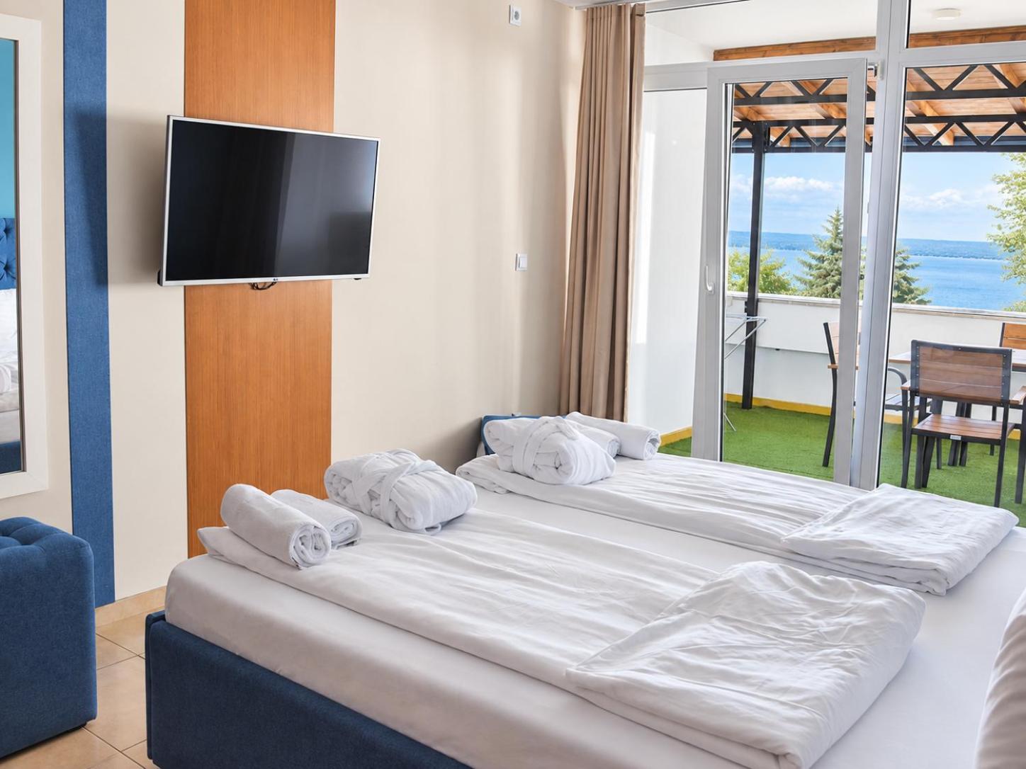 Double or Twin Room with Lake View