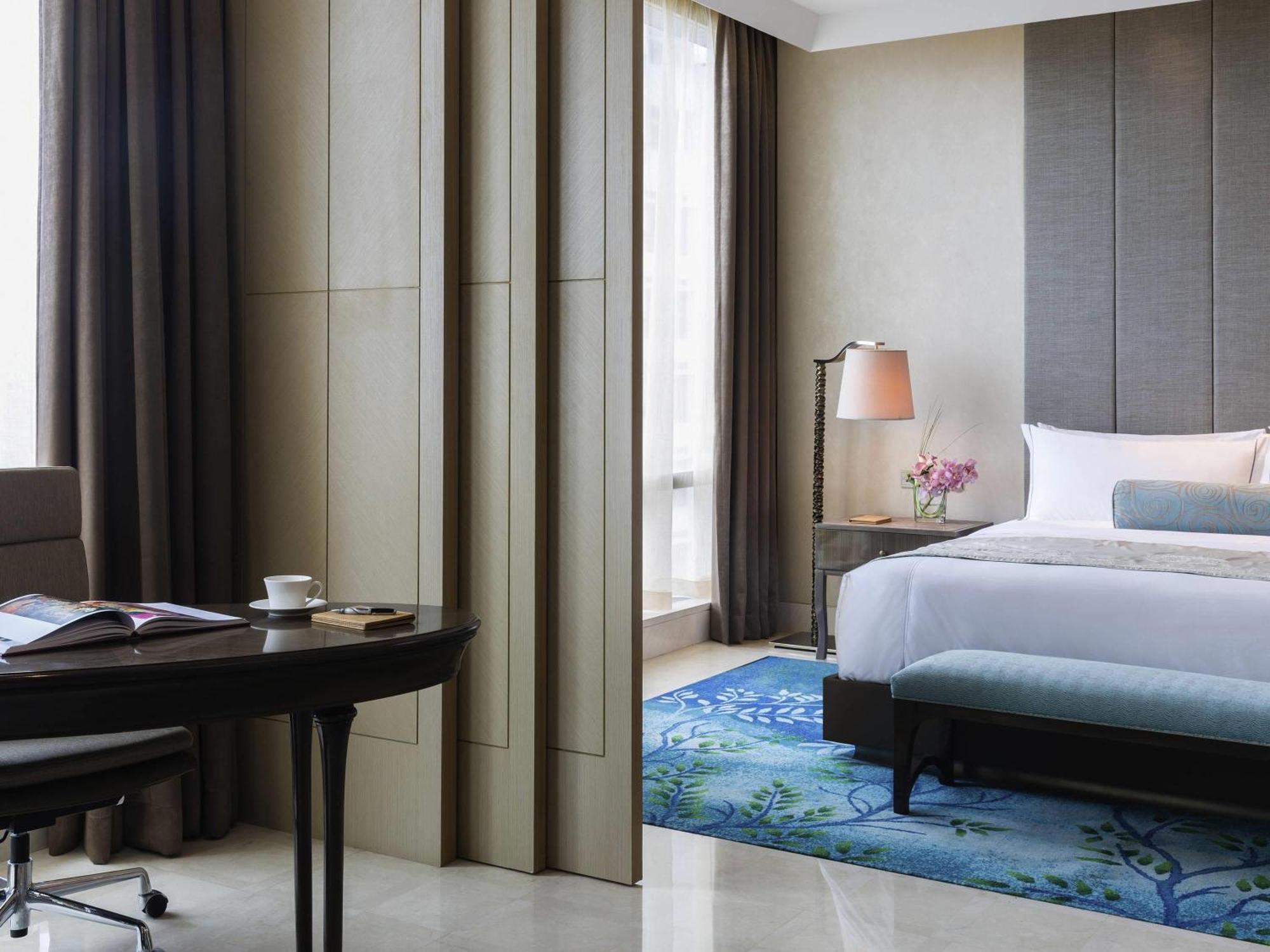 Raffles King Room with Garden View - Smoking