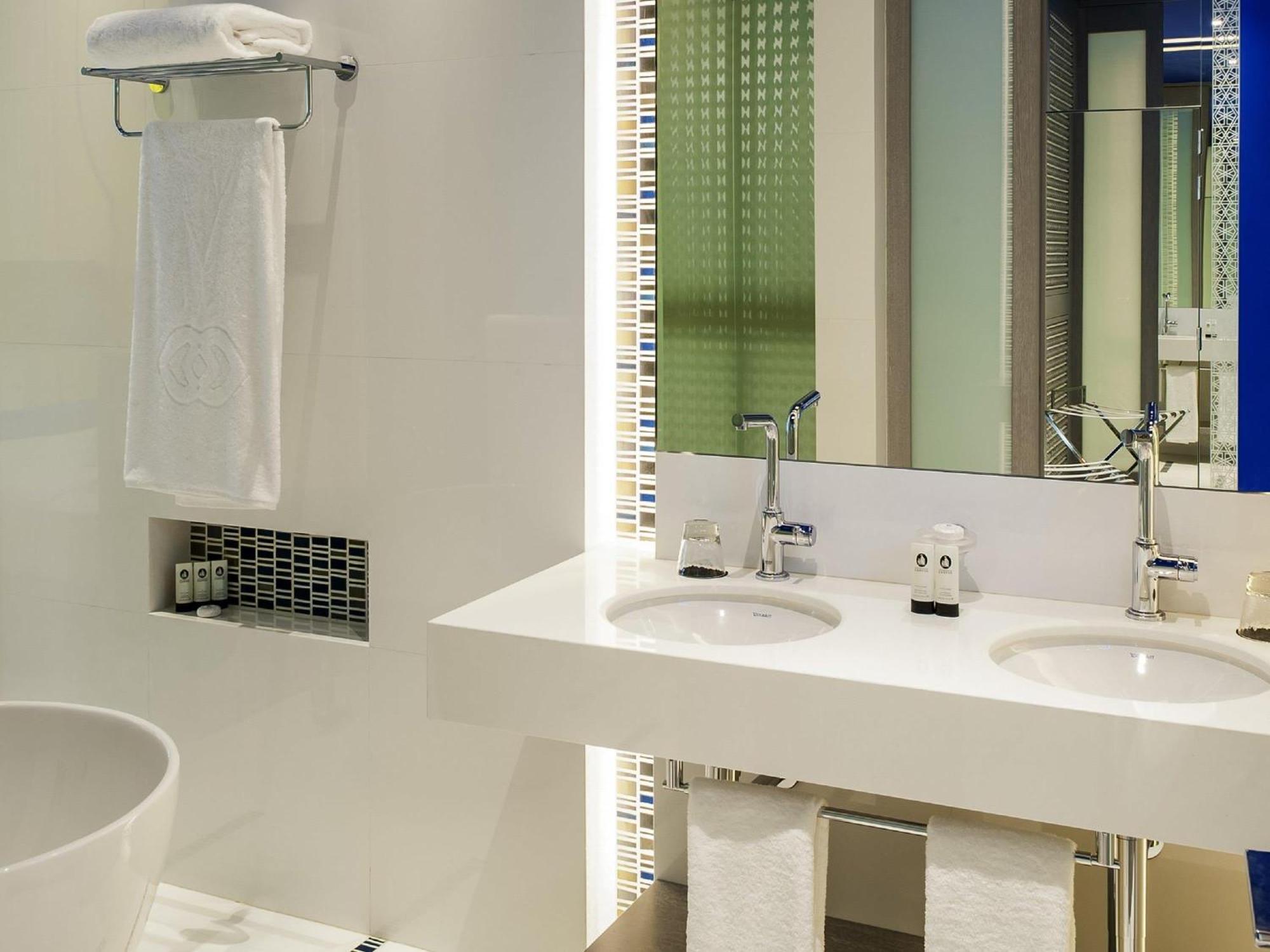 Luxury Room, 2 Twin Beds, Pool View, Private Terrace