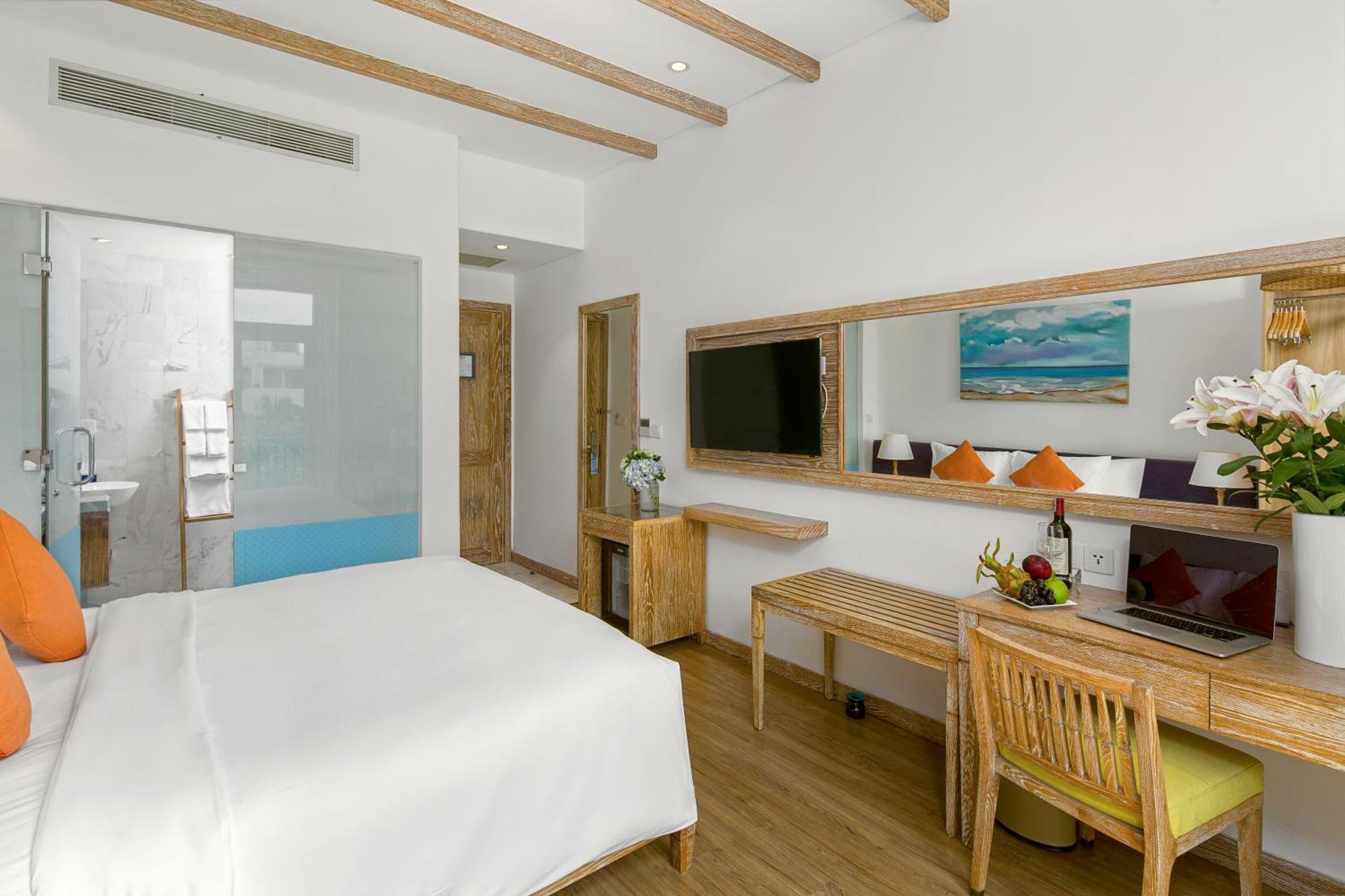 Deluxe King Room with Balcony - Pool/City View