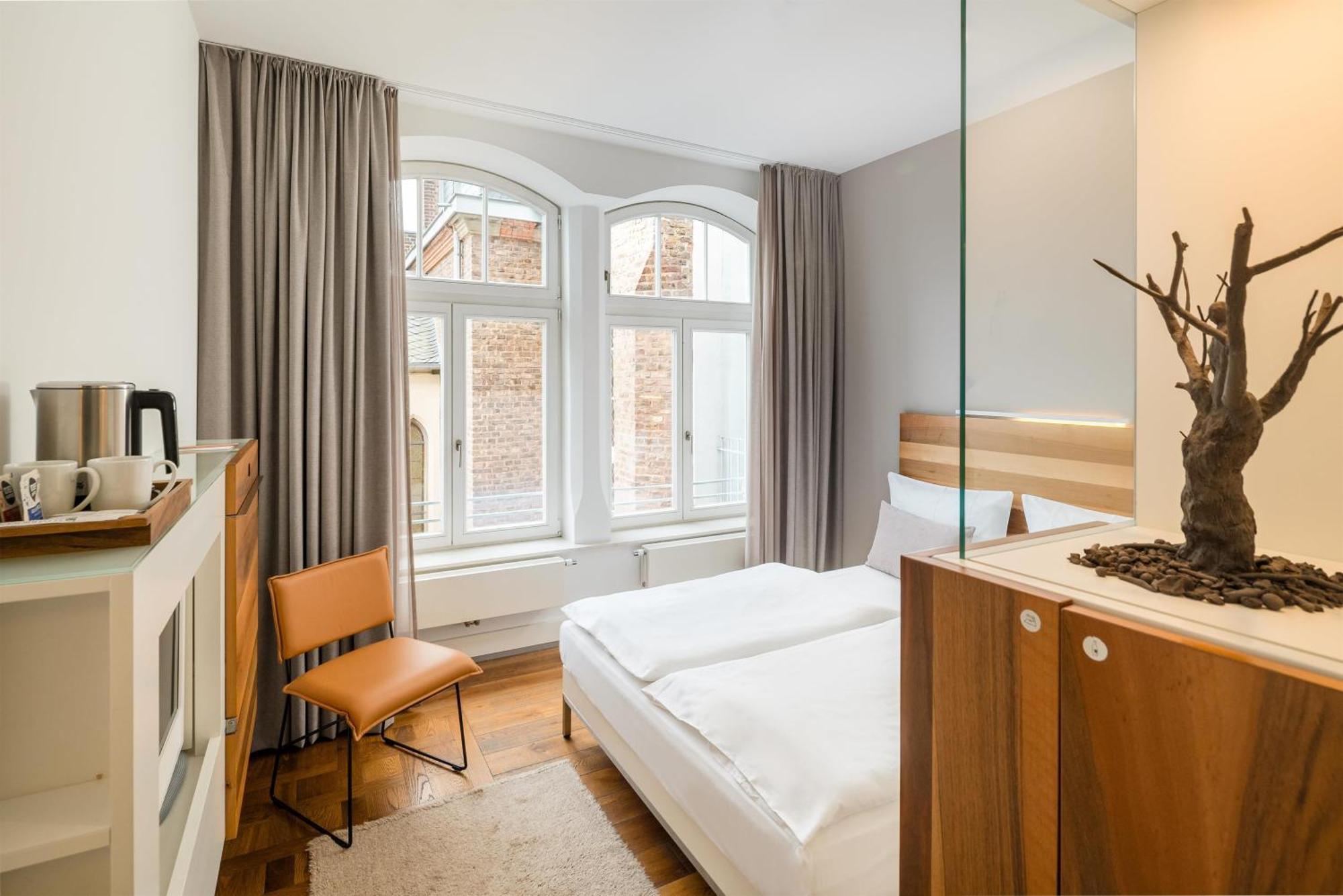 Comfort Queen Room with Courtyard and Shower