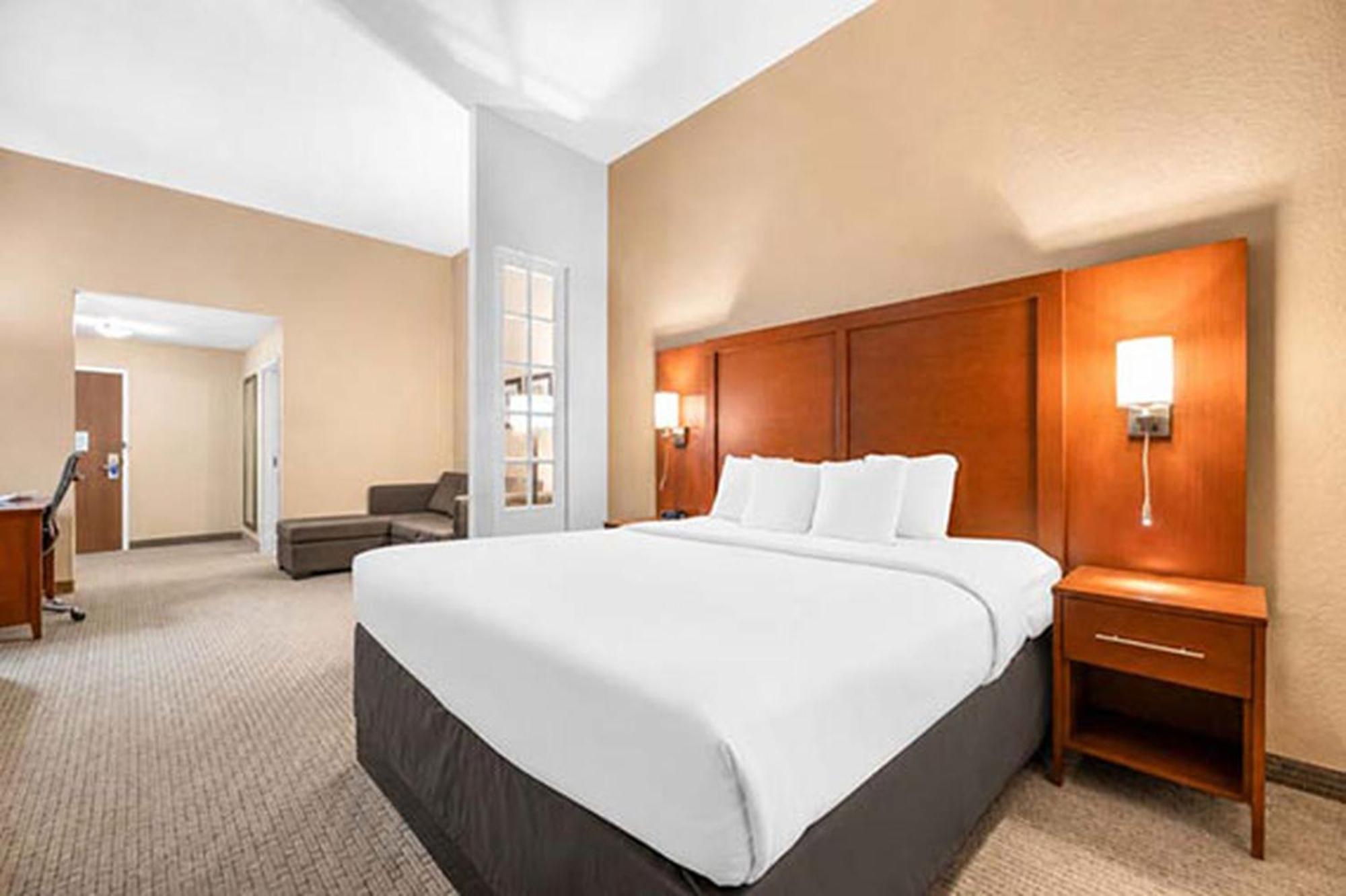 King Suite with Roll-In Shower - Accessible/Non-Smoking