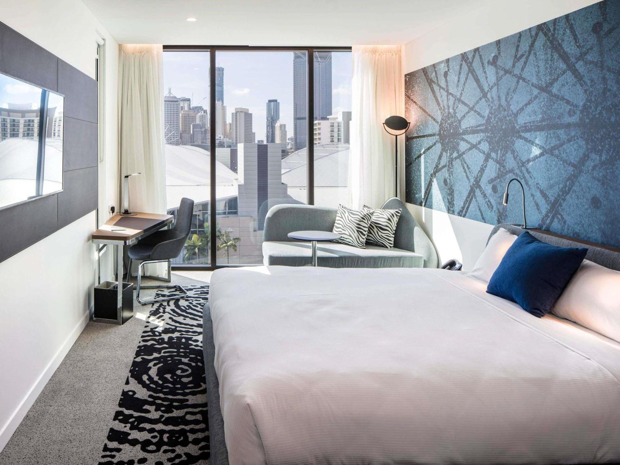 Premier King 'N' Room with City View