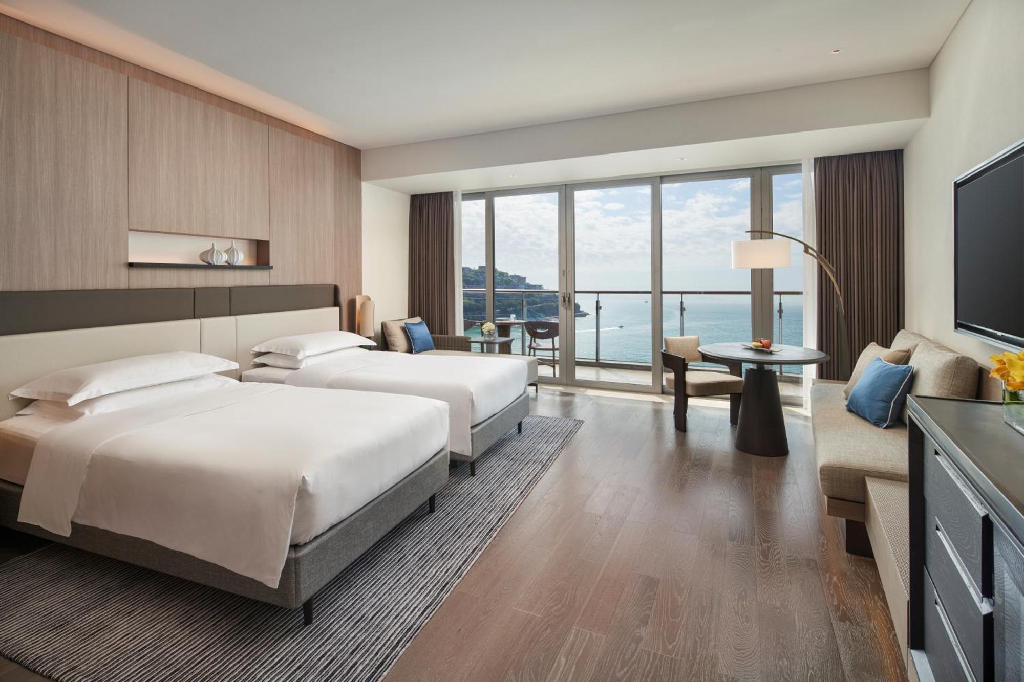 Classic King Room with Ocean View - High Floor