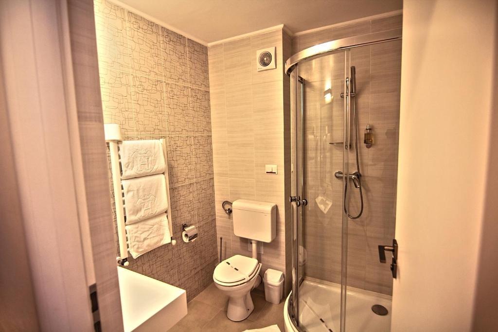 Twin Room 4****