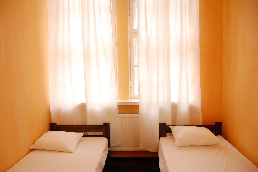 Budget Twin Room with Shared Bathroom