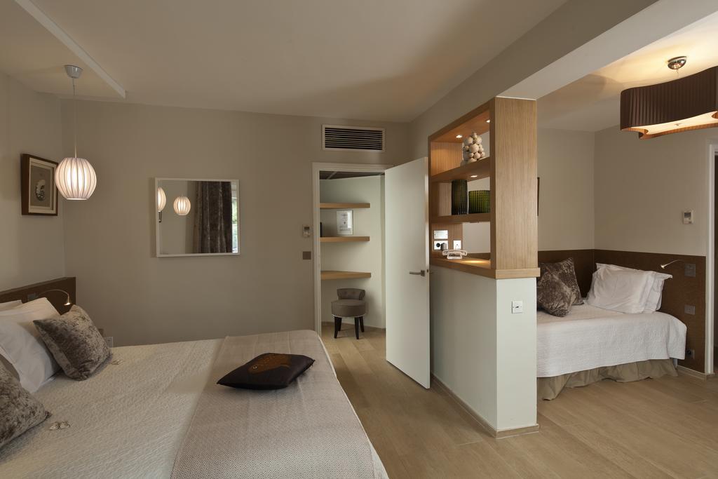 Deluxe Triple Room with Street View