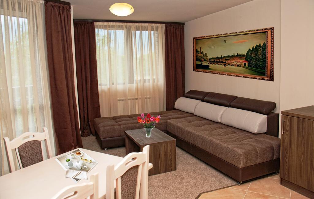 One-Bedroom Suite with Balcony (2 Adults)