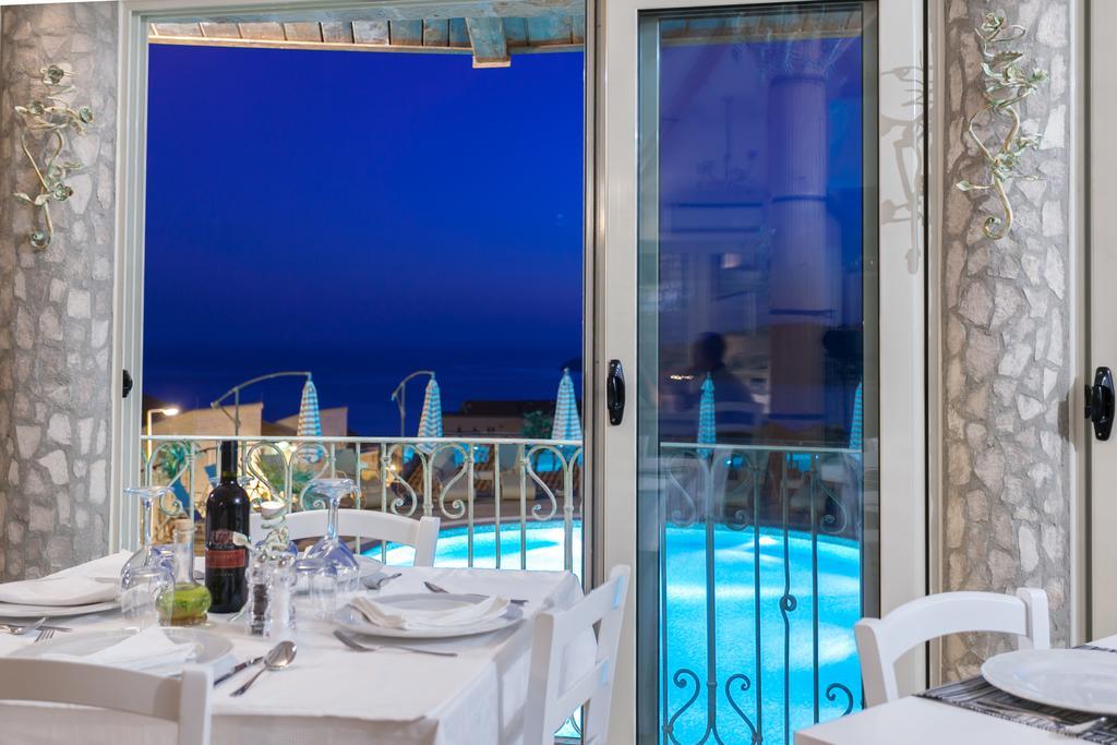Apartment with Pool View