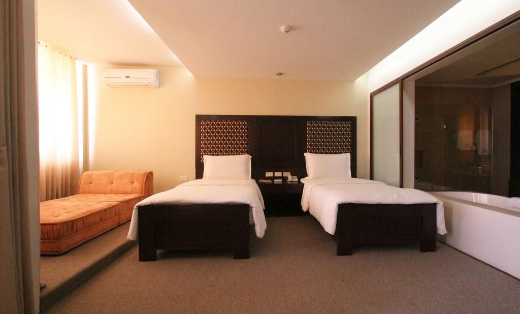 Junior Suite Queen Bed