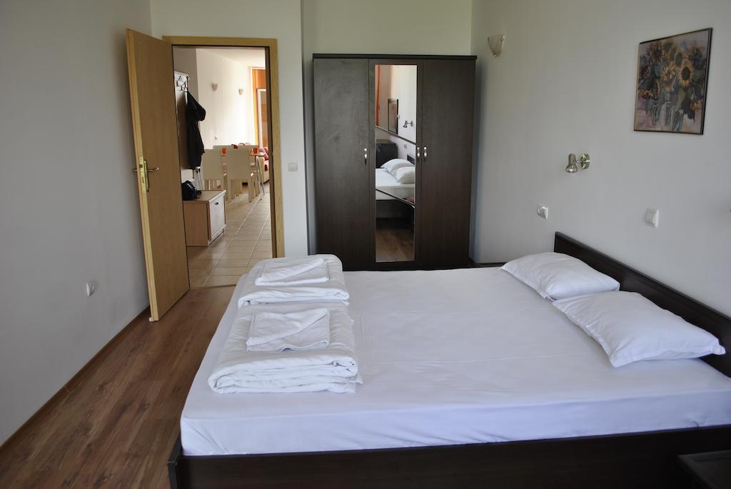 One-Bedroom Apartment with Pool View