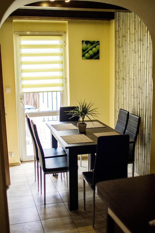 Bed in 5-Bed Mixed Dormitory Room with Shared Bathroom