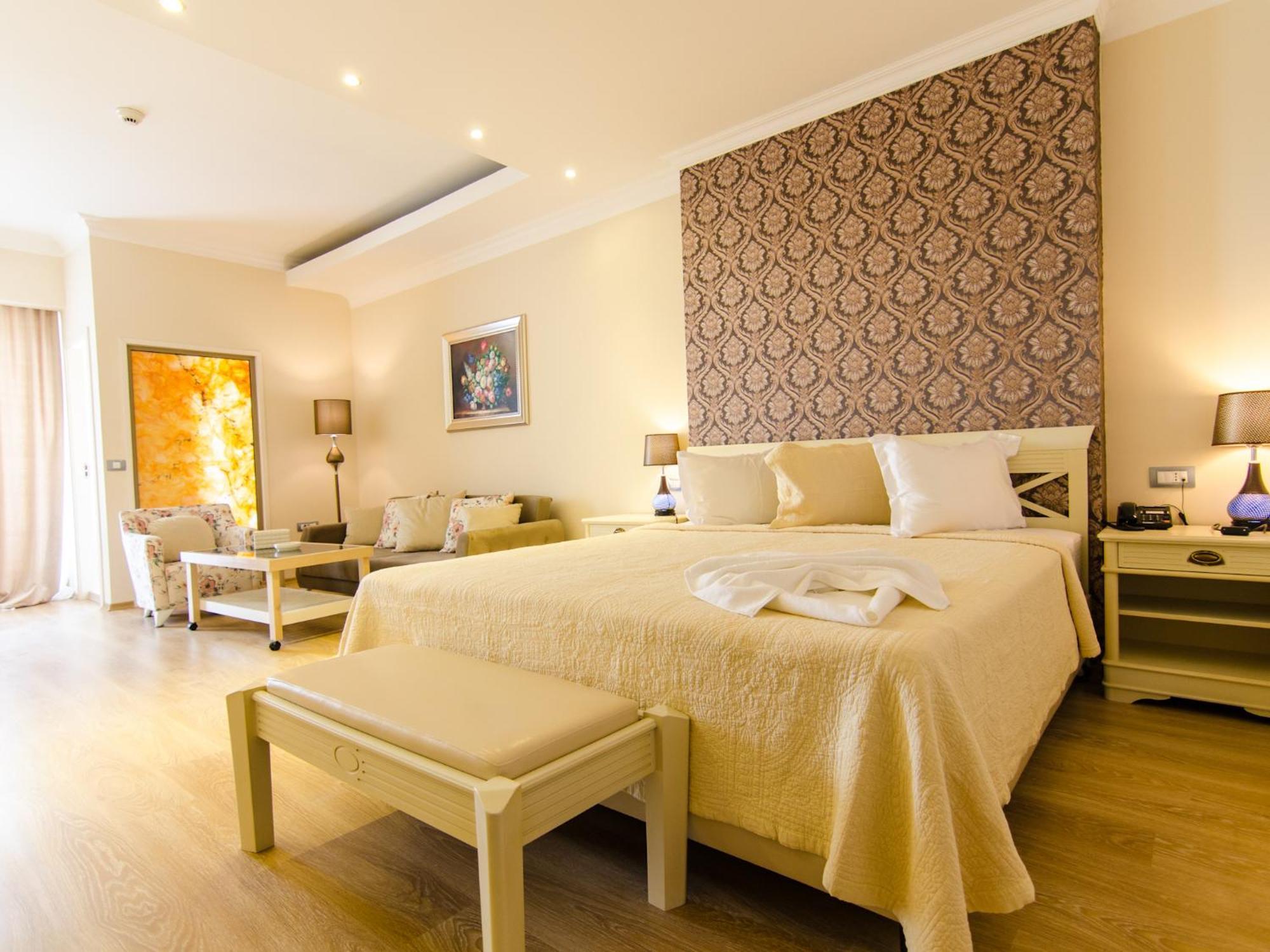 Double Room with Balcony, Lateral Sea View and Beach Access