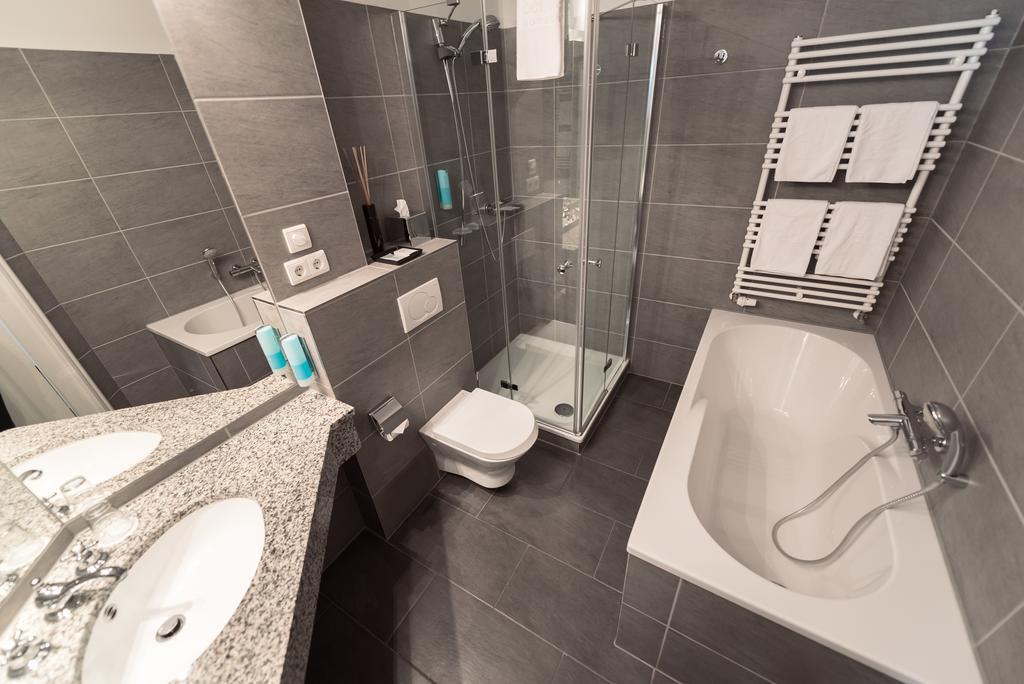 Junior Suite with Partial Sea View