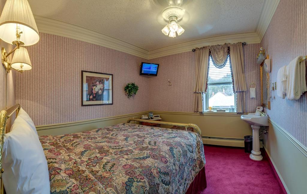 Queen Room with Shared Bathroom