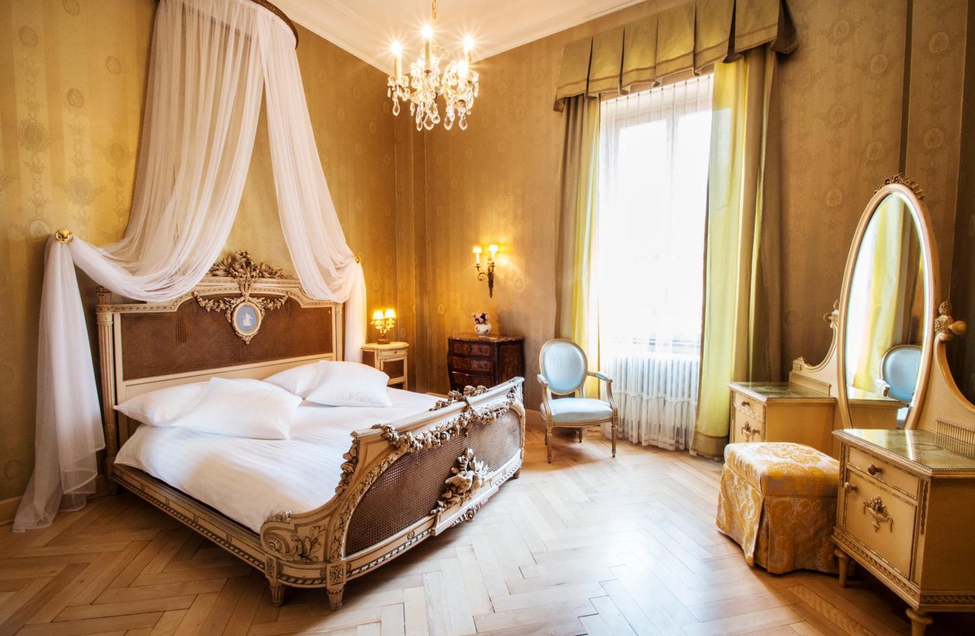 Belle Époque Double Room with Canopy Bed