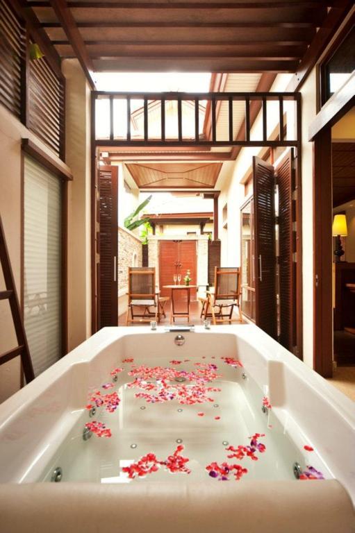 Villa with Spa Bath