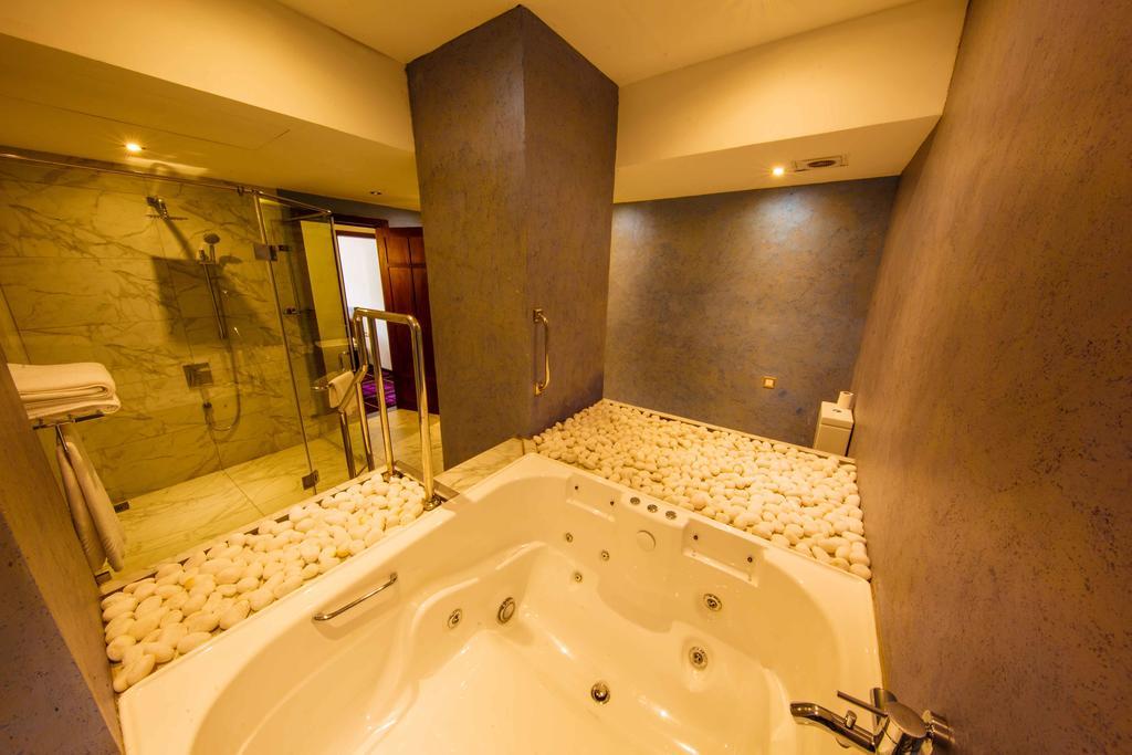 Suite Room with 15% Discount on all food & beverages at Ceylon Curry Club | Early check-in & Late check-out (upon availability)