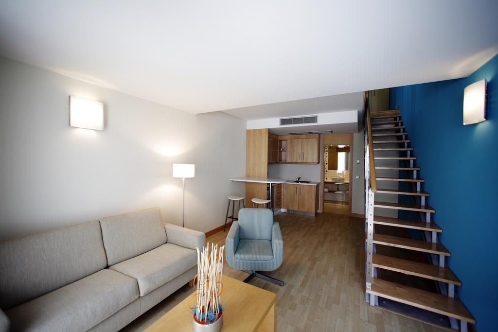 Family Room (2 Adults + 2 Children)