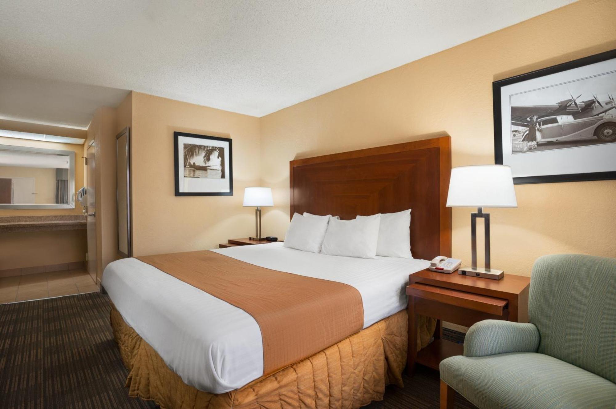 King Room with Tub and Grab Bars - Mobility and Hearing Access/Non-Smoking
