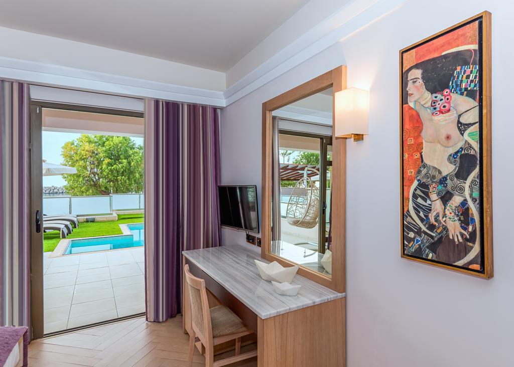 Suite With Private Pool and Sea View
