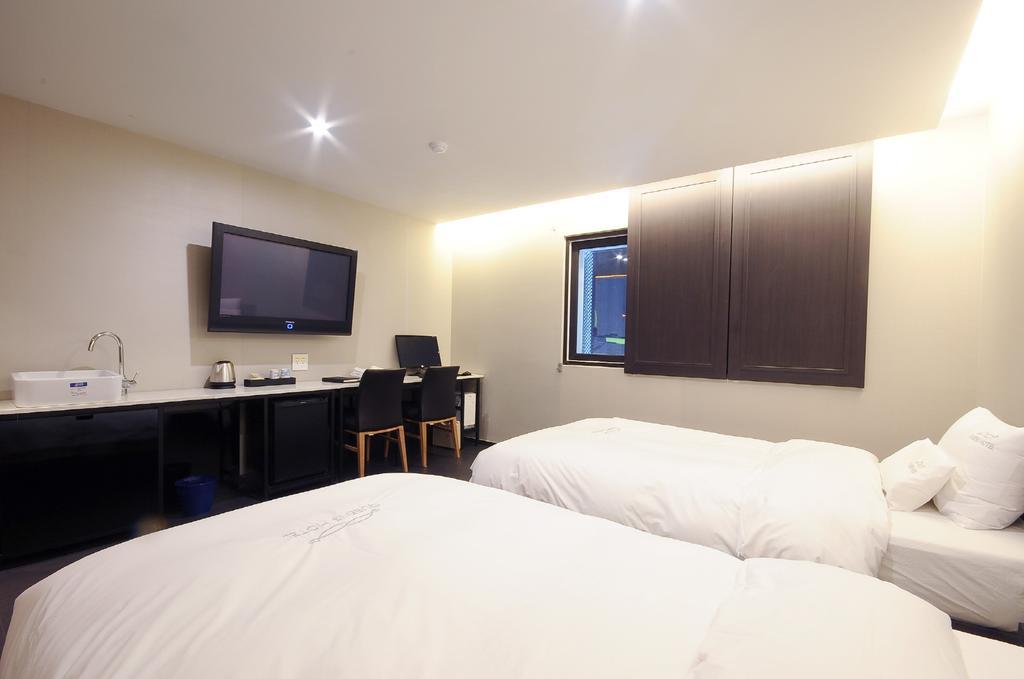 No Parking - Deluxe Twin Room (One Single + One Double)