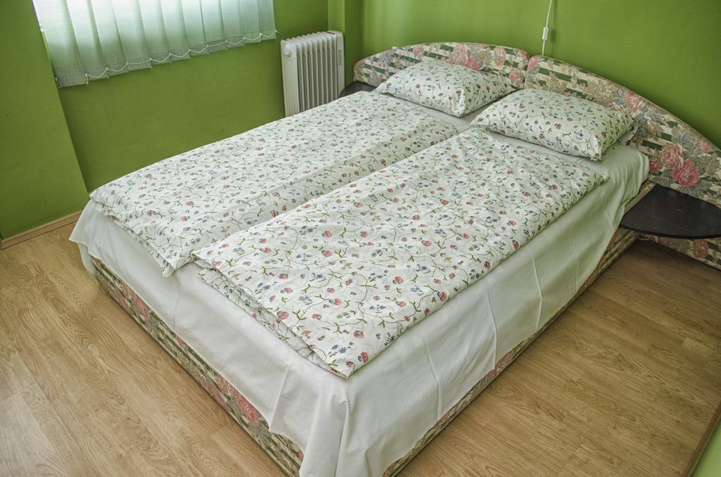 Basic Triple Room with Shared Bathroom