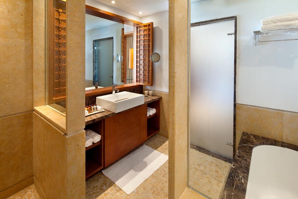 Double room with Balcony and Crater View (2 Adults)